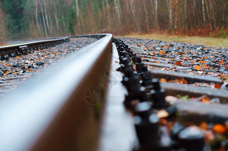 技术的分裂铁路轨道和枕木铁路轨道转弯和枕木会聚图片