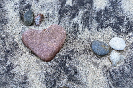 画一种红石心沙子上形的海石沙子上心形的海石红心艺术图片