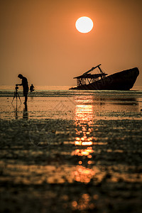 一种黎明摄影师拍了一艘废弃沉船的照片在泰国南部的普吉特河边人们图片