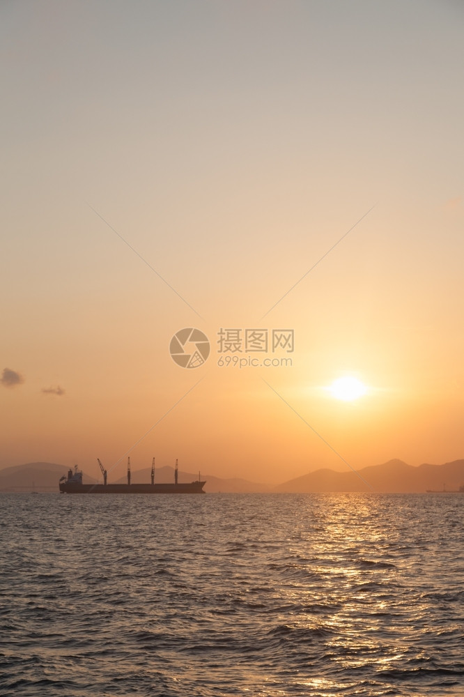货物景观行业早上太阳升起船停泊在海面上图片