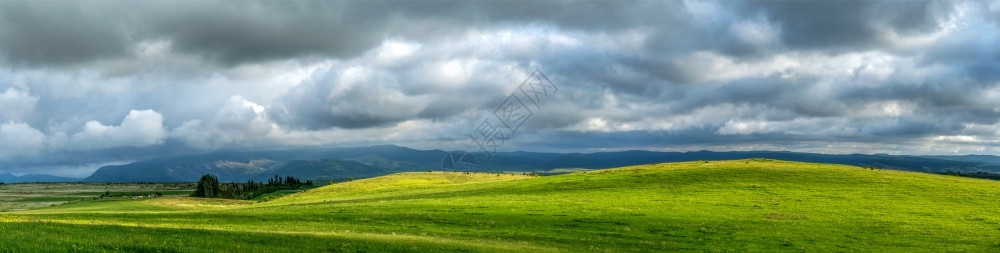 牧场谷景观高山原上草的云层下方的山地高原全景图图片