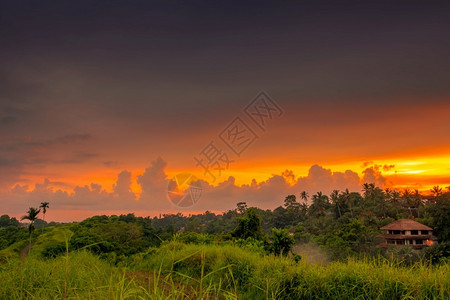 气候山亚洲印度尼西雨林和日落时的房屋在雨林上空的地平线美丽的云朵图片