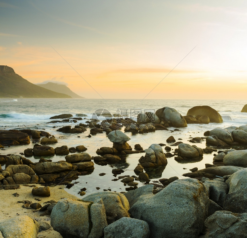 自然南非日落时的洋岩池桌子岬图片