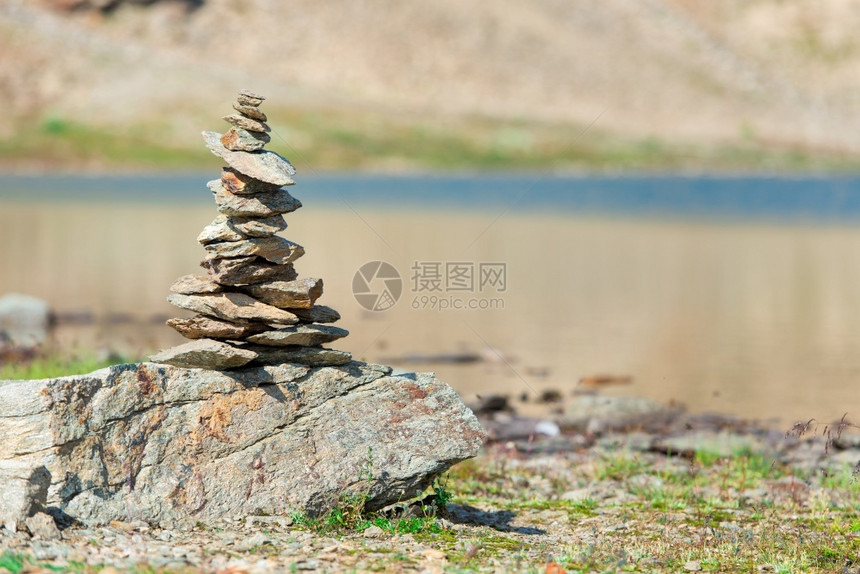 途径卵石顶峰山上右路的标记湖附近图片