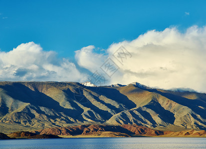 风景岩石省蒙古山湖TolboTour阳光明媚的日子高清图片