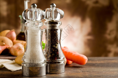 蔬菜原油切割附有木制桌上圆形成分的盐和胡椒粉厂相片图片