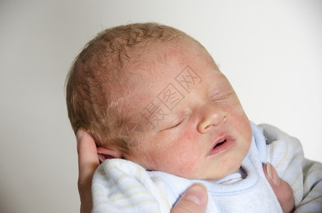安详肖像可爱的宝睡在妈手上可爱宝睡在妈手上张着嘴人们图片