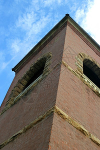 城市砖历史教堂塔角向上拐弯背景有天空图片