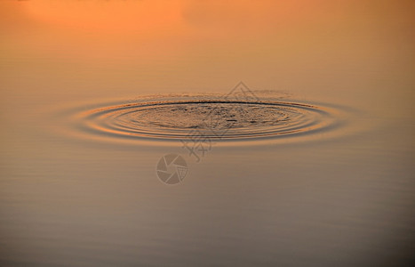 水滴飞溅象征漩涡圆圈图片