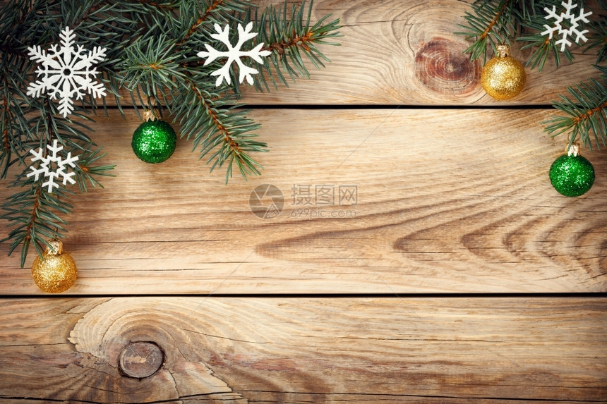 圣诞背景表上有生芽树雪花和圣诞节球的桌边面板木头制的分支图片