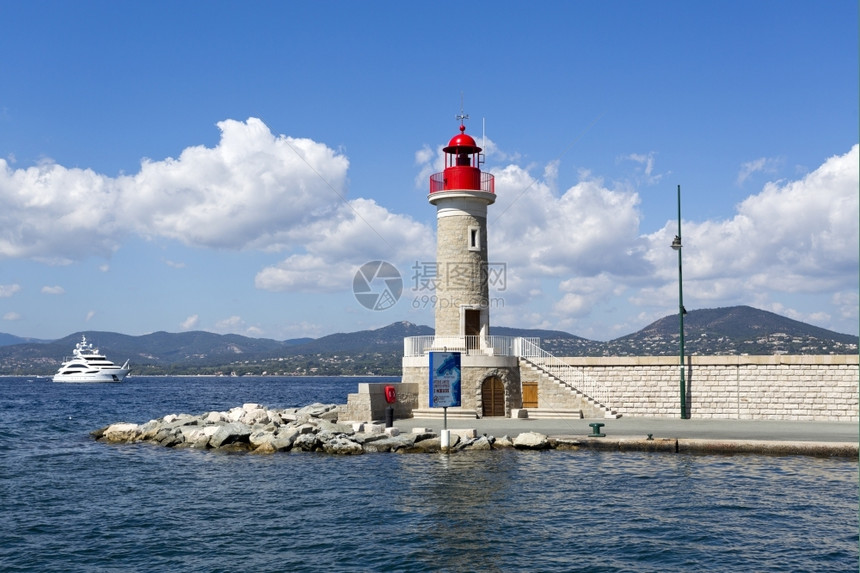 海景英石滨位于法国里维埃拉的圣特洛佩斯港灯塔背景是一艘游艇图片