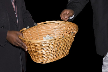 钱给予在南非一个乡镇的卫理公会教堂传来一篮子以募集捐款兰特图片