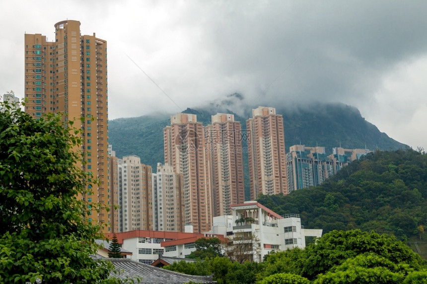 亚洲是香港民宅摩天大厦的阴云日在山地林和低云下风笼罩着高山的香港天空低图片