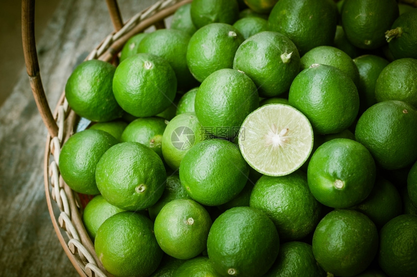 水果植物绿柠檬在拉丹篮子中自然图片