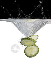 将黑白本底的黄瓜扔进水中把黄瓜扔进水中新鲜的液体清除图片