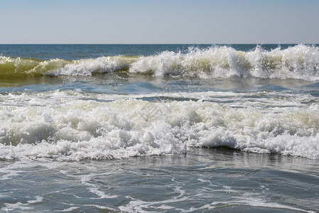 蓝色的海沙天空浪和夏日美丽的热带海滩美丽的和热带岸异国情调涌图片