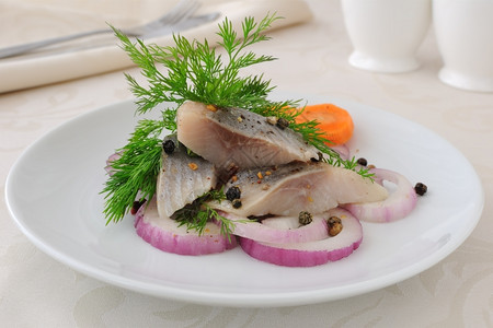 鱼含洋葱和香料的咸羊绒片蔬菜海鲜图片