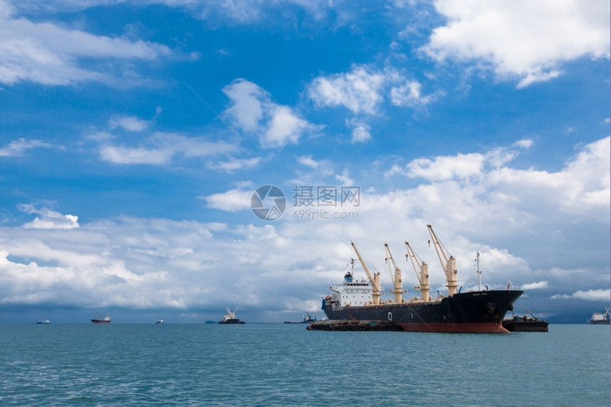商业蓝色的行海上停泊等待运往港口的货船到港口图片
