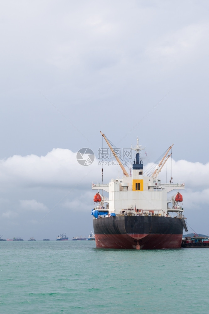 码头蓝色的天海上停泊等待运往港口的货船到港口图片
