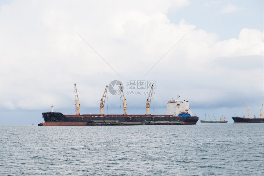 贸易水航运海上停泊等待运往港口的货船到港口图片