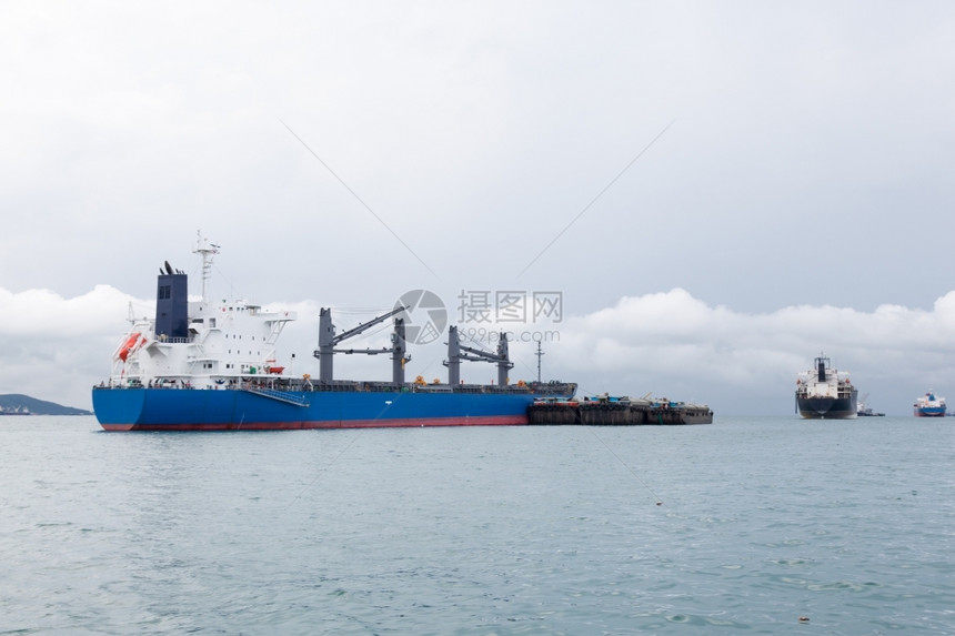 行业油船海上停泊等待运往港口的货船到港口图片