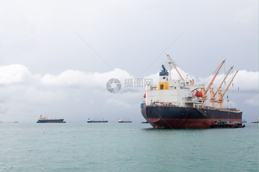 海上停泊等待运往港口的货船到港口进油船图片