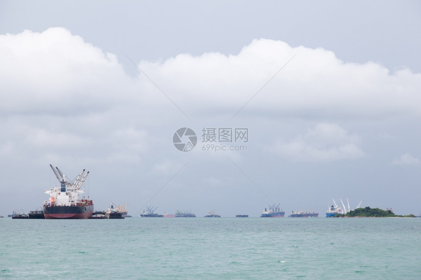运输航进口海上停泊等待运往港口的货船到港口图片