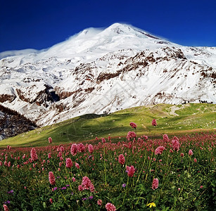 欧洲最高的峰值是埃尔布鲁斯山高度5642米目的蓝色岩石图片