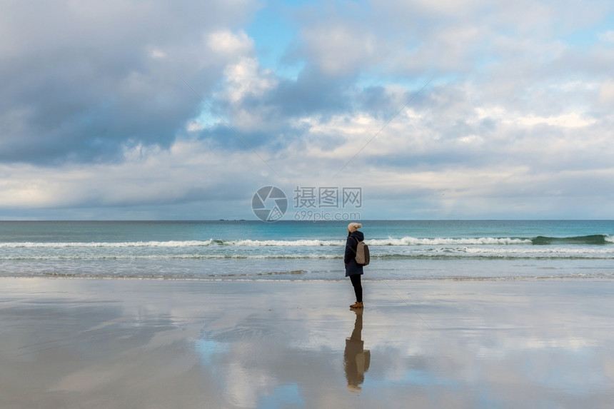 白色的孤单和忧郁女人站在废弃的海滨上女士冷清图片