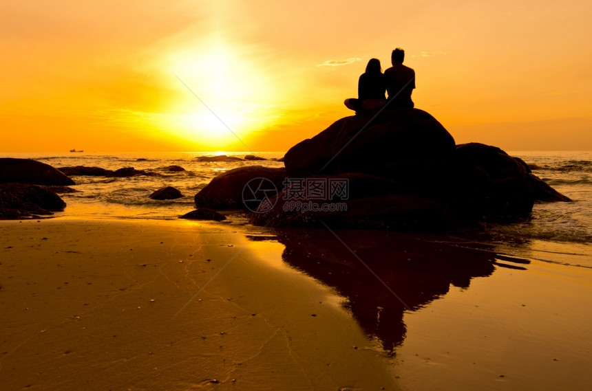 海滩反射安静的在海上情侣照片太阳升起在清晨一对月光中的情侣图片
