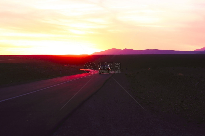 积极的撒哈拉风化摩洛哥非洲日落时在沙漠中驾车图片