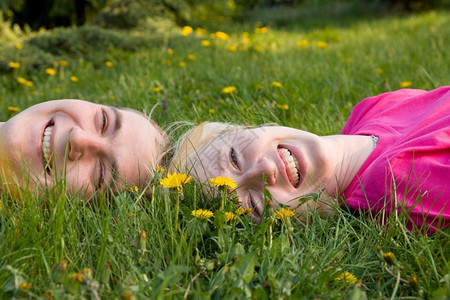 场地绿色爱情侣在草上休息成人图片