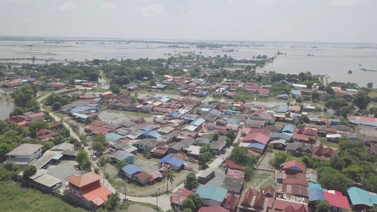 季节运输风泰国Ayutthaya省洪水的空中景象图片