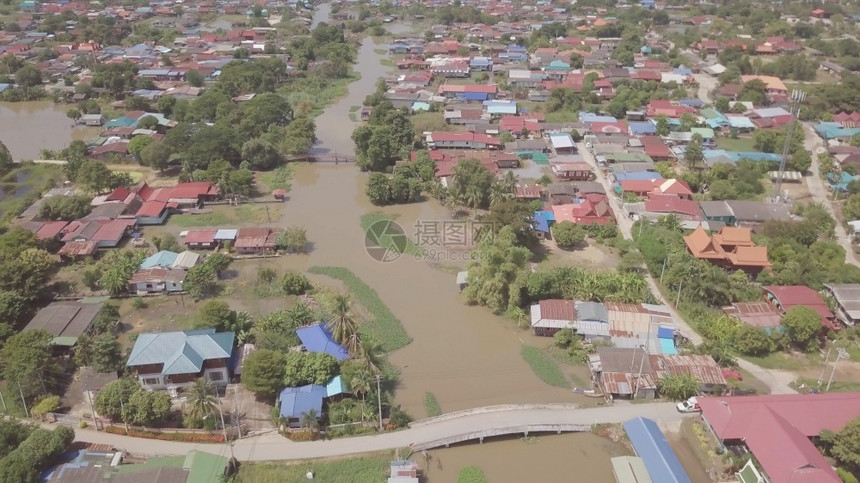 湿的灾难泰国Ayutthaya省洪水的空中景象图片