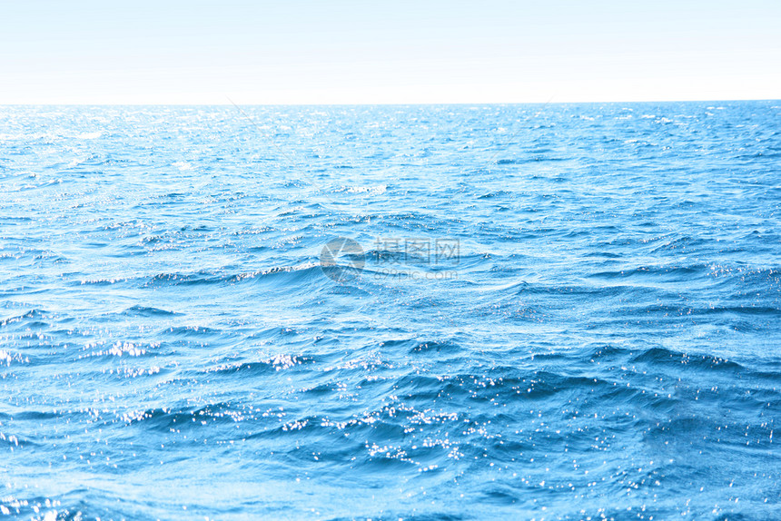 清除背景和海面上小波的纹理太阳光休息冲浪图片