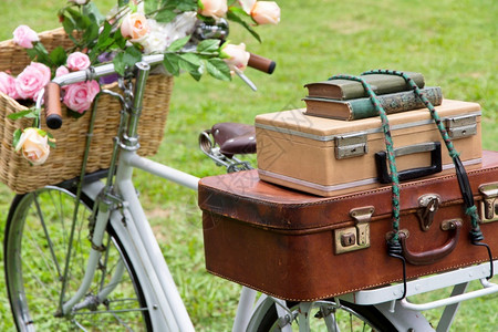 花篮子运输带有袋的旧式自行车图片