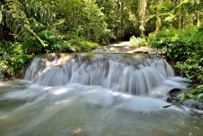 凉爽的自然泰国Phangngga深森林的瀑布攀牙图片