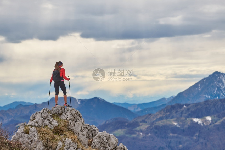 天空顶峰一种在山上的女孩独自观察风景图片