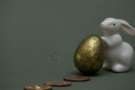 成功宝藏硬币和带金蛋的兔子富有图片