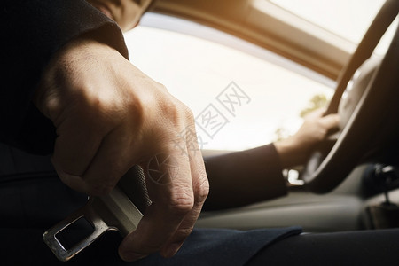 司机男人在开车前安上汽全带关上驾驶概念保护运输图片
