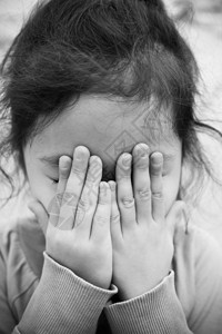 多种族波德希瓦洛夫一个5岁女孩用手闭上脸看着很怨恨的样子小插图背景图片