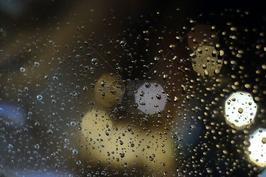 暴风雨滴流动天气雨在窗户上落下抽象的灯光模糊了背景图片