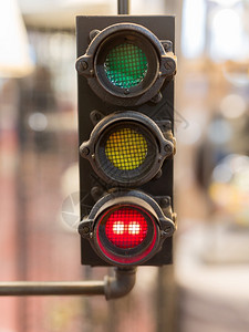 等待信号安全危险黄色的带红灯街道信号的老式红绿灯带街道信号的老式红绿灯背景