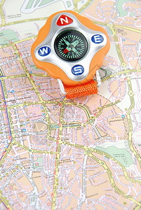 旅游课程目的城市旅行概念上的橙色罗盘图片