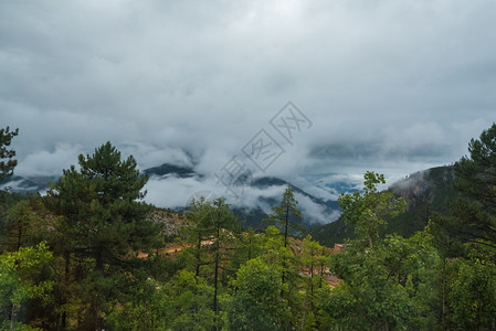爬坡道山在云中躺着青绿的阴锥被迷雾笼罩在景色风中天线蓝的图片