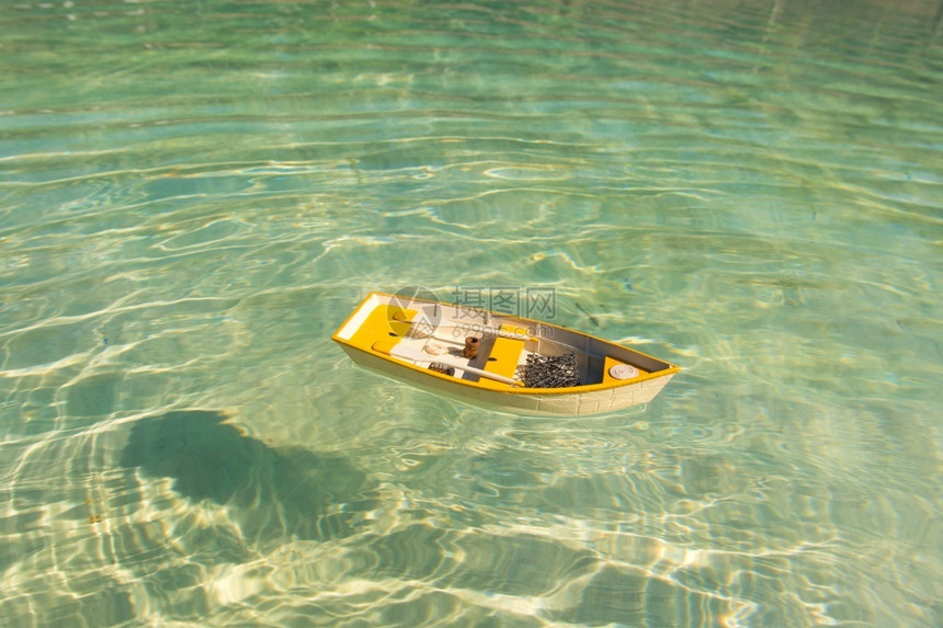 安宁排假期在水上漂浮的黄划船图片