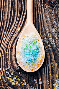 有机的木制矿物勺子上挂在旧木制桌的汤匙中多彩海盐高清图片