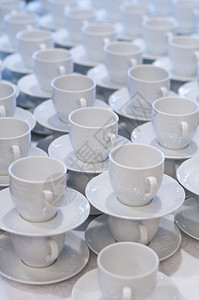 许多排的纯白色杯子和酱汁派对会议餐厅图片