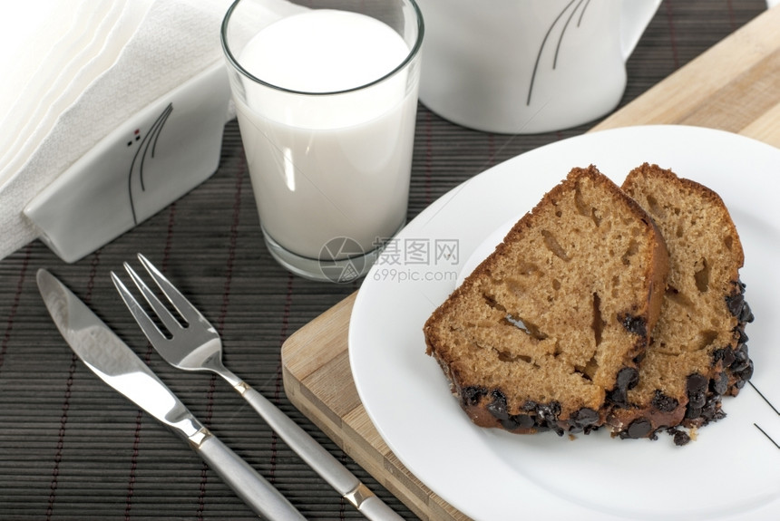 杯子巧克力蛋糕片和牛奶杯美味的早餐图片