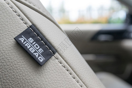 灰色的车辆侧面汽安全气囊标签提高了汽车的安全事故背景图片